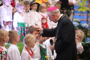arcybiskup jędraszewski z dziećmi